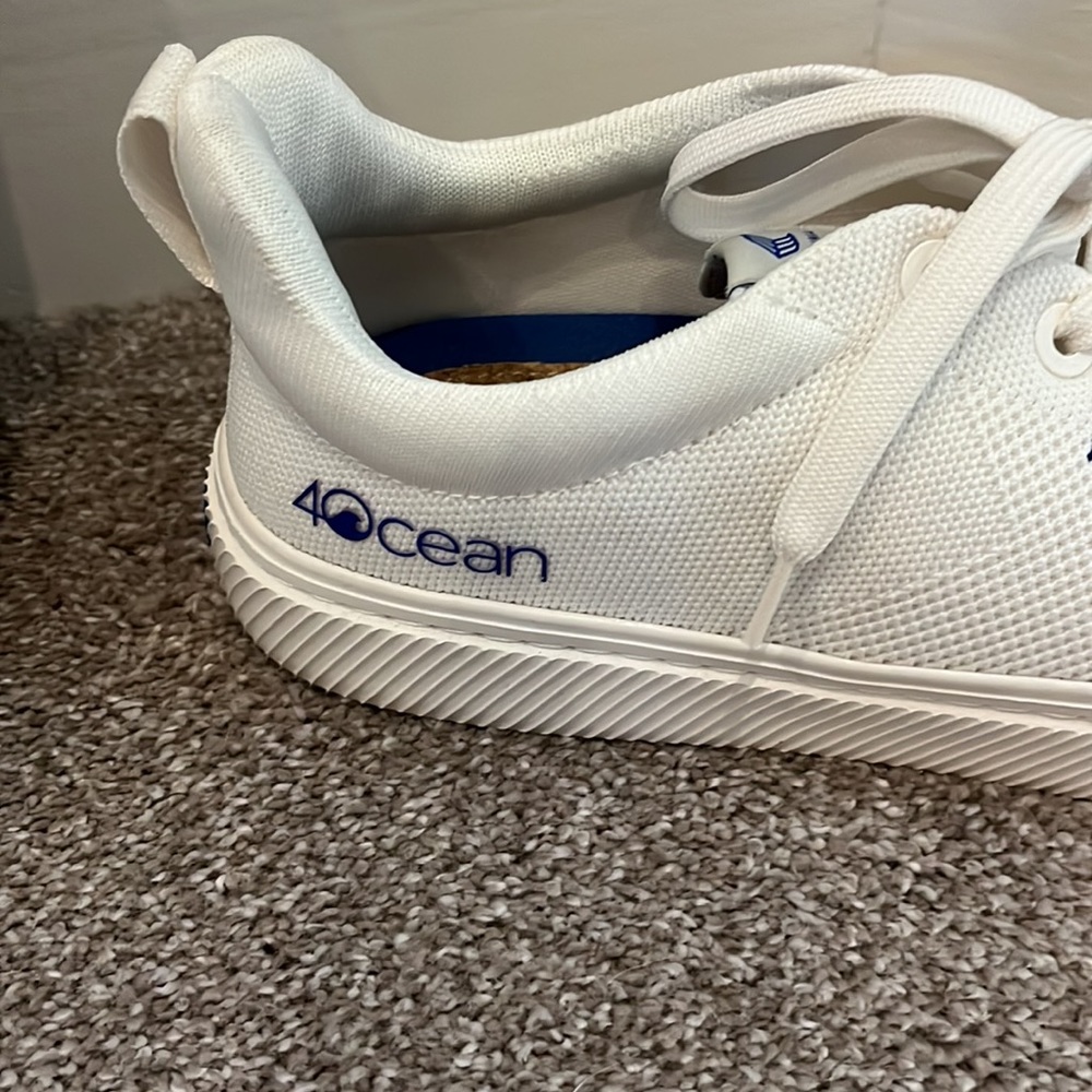 Slightly off-white vegan Cariuma sneaker. Wear with shorts or jeans. - Picture 2 of 5